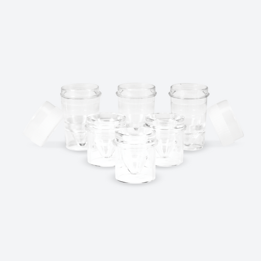 Confezione da 100 vasetti 0,25 ml Swiss Color per pigmenti PMU e microblading. Dettaglio tecnico fondo conico vasetto, design anti-spreco.